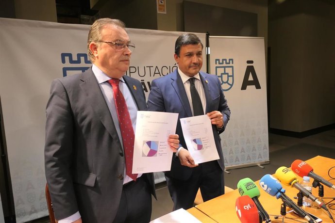 El vicepresidente de la Diputación de Ávila, Pedro Cabrero, y el presidente, Carlos García, presentan los presupuestos para 2020.