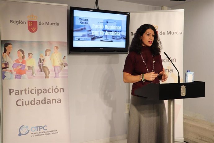 La consejera de Transparencia, Participación y Administración Pública, Beatriz Ballesteros, en la rueda de prensa