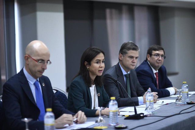 La presidenta de Adif, Isabel Pardo, acompañada del Secretario General de Adif, Guillermo Martínez (2d), y otros órganos de Gobierno de la entidad,