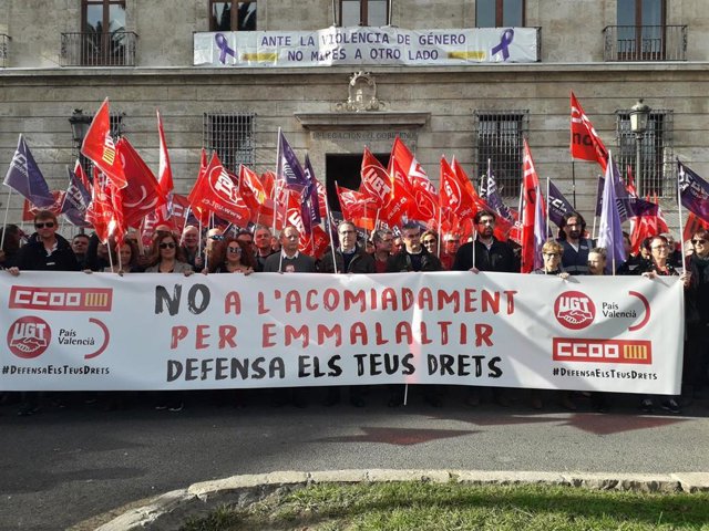 Concentración de CCOO PV y UGT PV contra los despidos por enfermedad ante la Delegación del Gobierno en la Comunitat Valenciana.