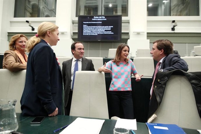 La portavoz del Ayuntamiento, Inmaculada Sanz;  Borja Carabante, Andrea Levy, y el alcalde de Madrid, José Luis Martínez-Almeida