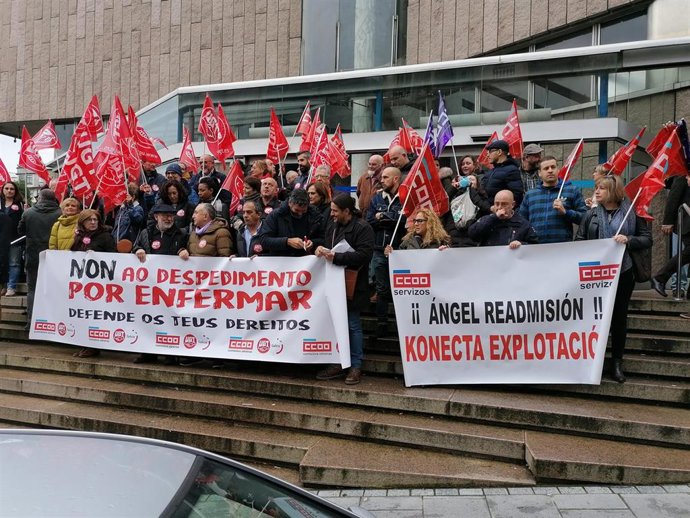 Concentración ante los juzgados de CC.OO y UGT contra los despidos con bajas justificadas