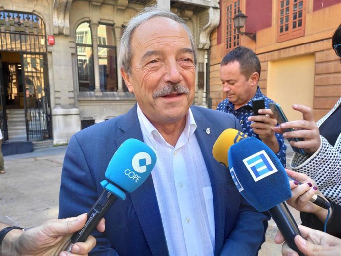 El portavoz del PSOE en Oviedo, Wenceslao López, atiende a los medios.