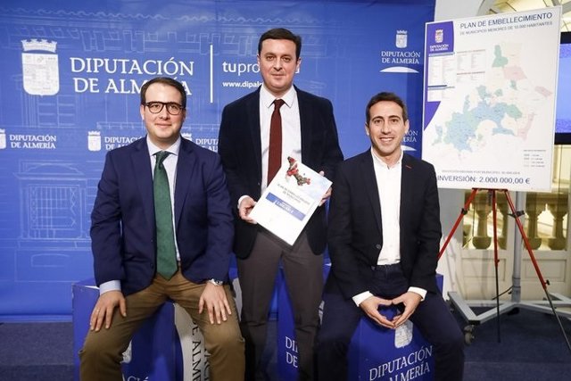 El presidente de Diputación, Javier Aureliano García, junto a los diputados Fernando Giménez y Óscar Liria, presentan el Plan de Embellecimiento de municipios