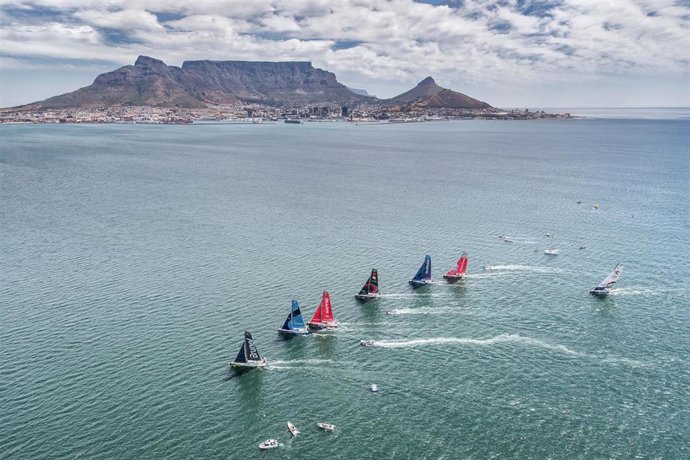 Los barcos de la Volvo Ocean Race entrenando en aguas de Ciudad del Cabo