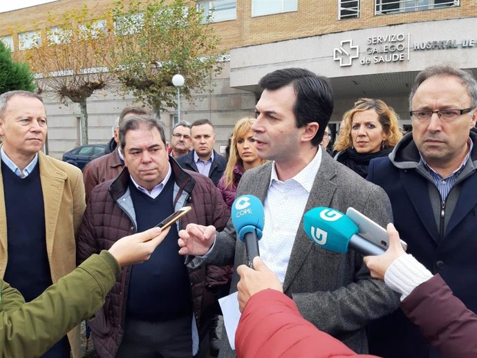 El secretario xeral del PSdeG, Gonzalo Caballero, atiende a los medios ante el Hospital de Verín