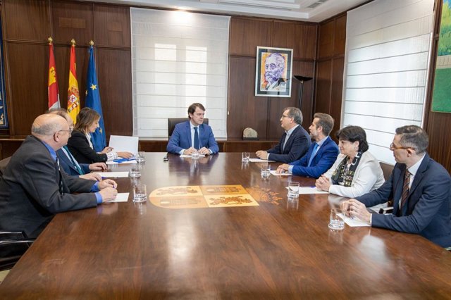 Reunión de Fernández Mañueco y la consejera de Educación, Rocío Lucas, con organizaciones patronales de la concertada y el sindicato FSIE.