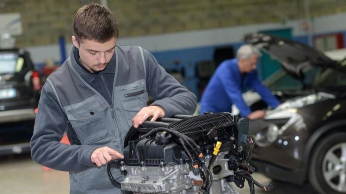Un alumno de Formación Profesional realizando prácticas.