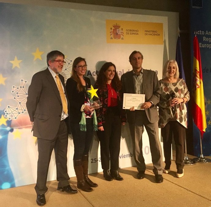 El director general de Fondos Europeos del Govern, Félix Pablo Pindado, y la investigadora de la UIB Mar Leza recogen el segundo premio de proyectos cofinanciados con fondos Feder