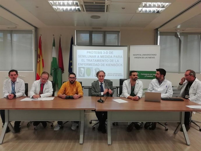 Imagen de la presetación de la prótesis de muñeca 3D con el paciente y los doctores implicados