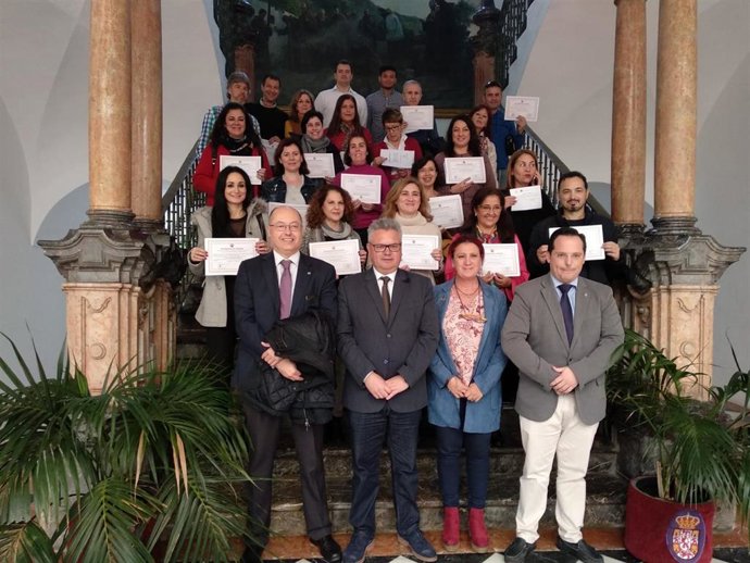 Morales (seungo por la izda.) junto a autoridades y participantes en el curso de inglés