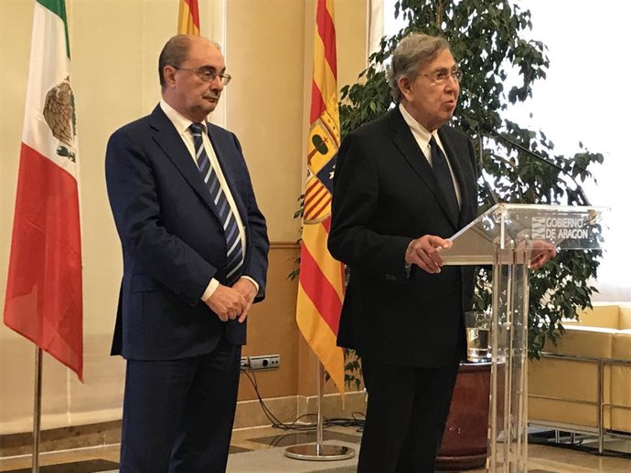 El fundador del PRD mexicano, Cuauhtemoc Cárdenas, y el presidente del Gobierno de Aragón, Javier Lambán.