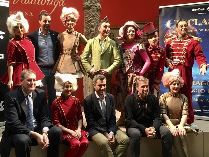 Foto de familia de 'Circlassica' con los actores, el director artístico, Emilio Aragón, el CEO de Productores de Sonrisas, Manuel González y el director de Marketing de Ibercaja, Nacho Torre