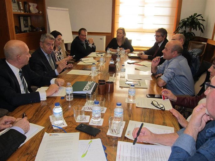 Reunión de los agentes sociales y responsables del Departamento de Economía del Gobierno de Aragón.