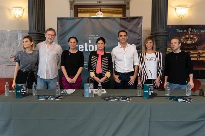 La concejala de Cultura del Ayuntamiento de Santa Cruz, Matilde Zambudio, junto al reparto de 'Trigo Sucio'