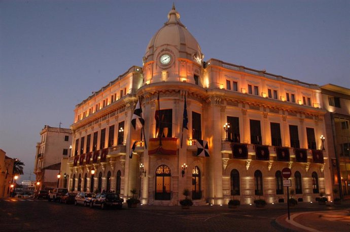 Vista exterior noctura del Palacio de la Asamblea de Ceuta iluminado