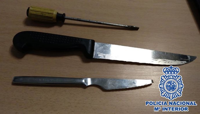 Cuchillos intervenidos a dos detenidos por robos violentos Fuengirola