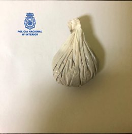 Bolsa de heroína que llevaba escondida una detenida por drogas en la copa del sujetador