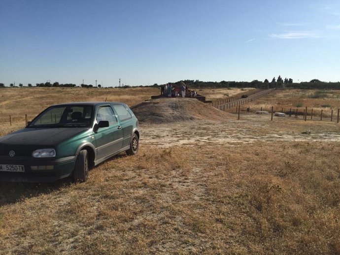 Vehículo estacionado a espaldas del dolmen de la Pastora