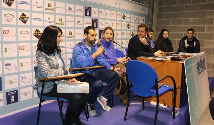Almudena Martínez (izq) junto a Francisco Góngora, en una rueda de prensa hoy