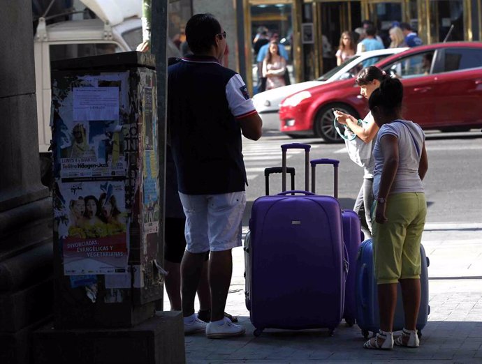 Turisme, turistes, persones al carrer amb maletes