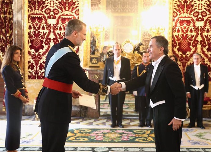 El Rey recibe las cartas credenciales del nuevo embajador de Chile, el excanciller Roberto Ampuero
