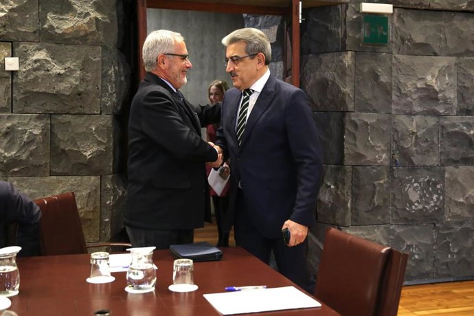 El presidente de Fepeco, Óscar Izquierdo, y el vicepresidente del Gobierno de Canarias, Román Rodríguez