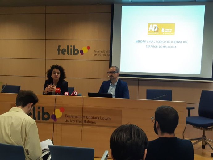La consellera de Territori del Consell de Mallorca, Maria Antnia Garcías, i el director de l'Agncia de Defensa del Territori de Mallorca.