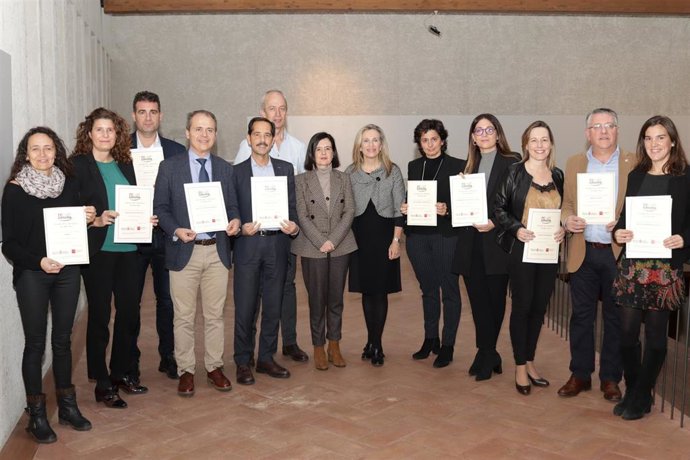 Representantes de las 11 empresas que reciben el Sello Reconcilia en 2019 junto con la presidenta de Amedna, Cristina Sotro, y la directora general de Política Empresarial, Izaskun Goñi.