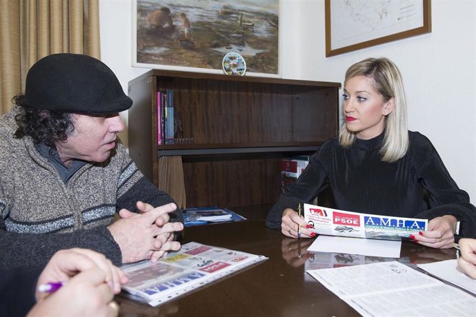 Lucía Trujillo reunida con el representante de la Asociación de Memoria Histórica de la Sierra de Cádiz