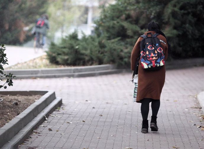 Una mujer caminando por la calle