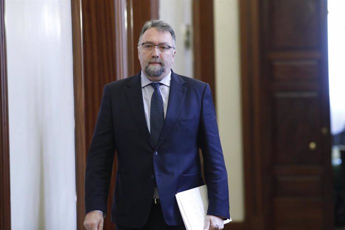 El diputado de Foro Asturias, Isidro Matínez Oblanca, camina por los pasillos del Congreso 