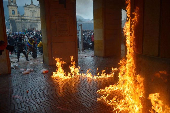 Incendio en el Ayuntamiento de Bogotá en el marco de las protestas contra el Gobierno de Iván Duque en Colombia