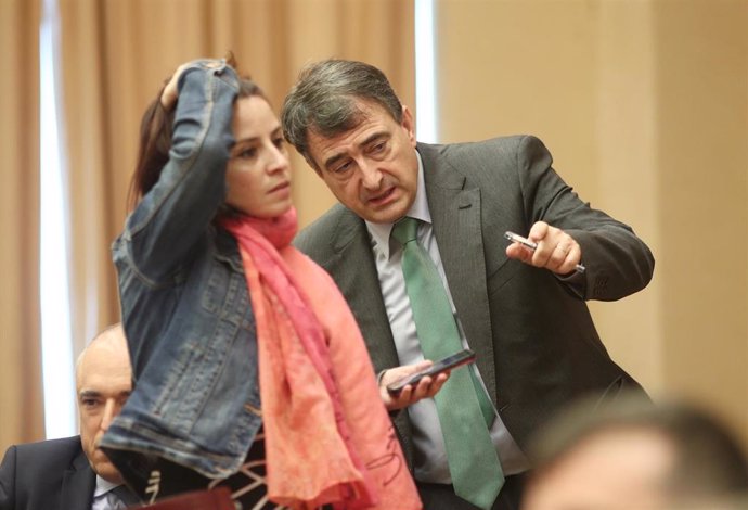 Los portavoces del PSOE y PNV en el Congreso de los Diputados, Adriana Lastra y Aitor Esteban, conversando