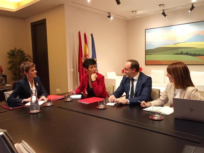 La presidenta de Navarra, María Chivite (i), con la consejera de Economía y Hacienda, Elma Saiz, el portavoz de Navarra Suma, Javier Esparza, y la parlamentaria de Navarra Suma María Jesús Valdemoros (d), en una reunión para hablar de Presupuestos.