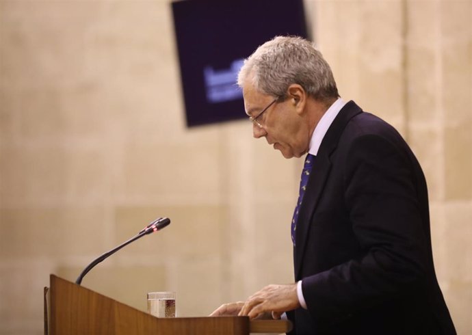 El consejero de Economía, Conocimiento, Empresas y Universidad, Rogelio Velasco, en el Pleno del Parlamento.