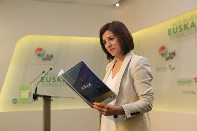 La cabeza de lista de CEUS a las elecciones europeas, Izaskun Bilbao, presenta el programa electoral del PNV en la sede de Sabin Etxea