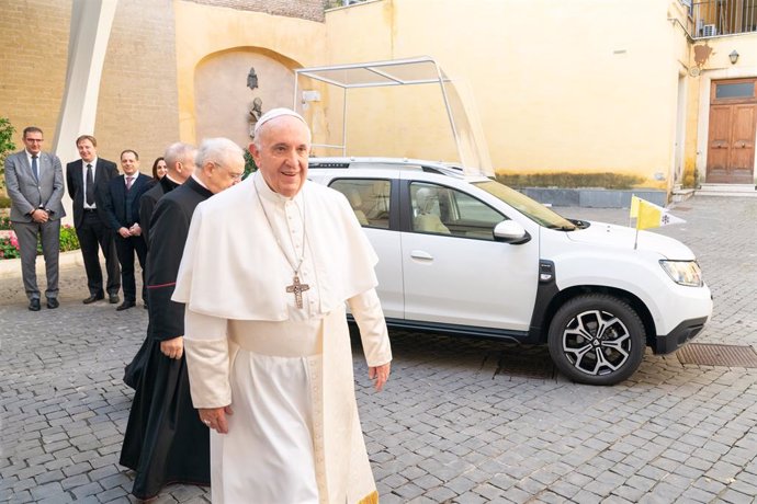 El Papa Francisco junto al nuevo 'Papamóvil', un Dacia Duster.