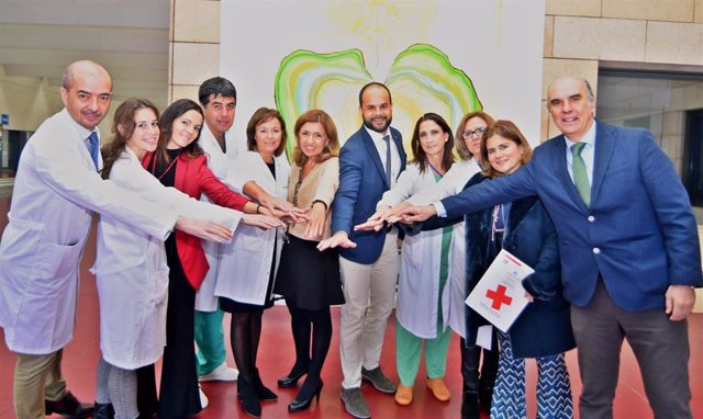 Autoridades y responsables sanitarios de los hospitales Reina Sofía y Cruz Roja
