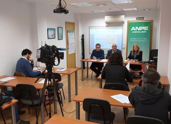 El presidente de ANPE Andalucía, Francisco Padilla, y la coordinadora de El Defensor del Profesor de Andalucía, María Ángeles Guzmán,  este miércoles en la presentación del informe.