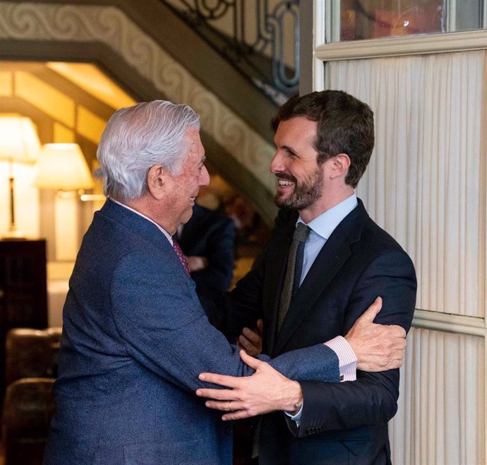 El líder del PP, Pablo Casado, se reúne con el escritor Mario Vargas Llosa, en un acto de la Fundación Internacional para la Libertad.
