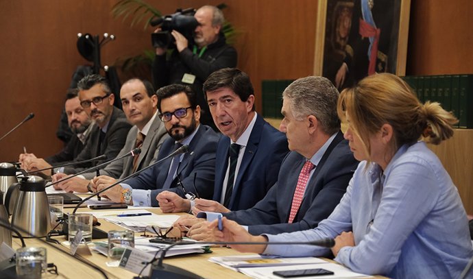 Reunión de la Mesa del Turismo andaluz, con el vicepresidente de la Junta y consejero del ramo, Juan Marín.