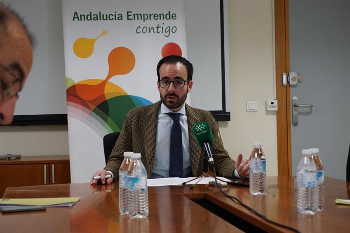 El delegado de Empleo, Formación, Trabajo Autónomo, Economía, Conocimiento, Empresas y Universidad de la Junta en Córdoba, Ángel Herrador, en rueda de prensa