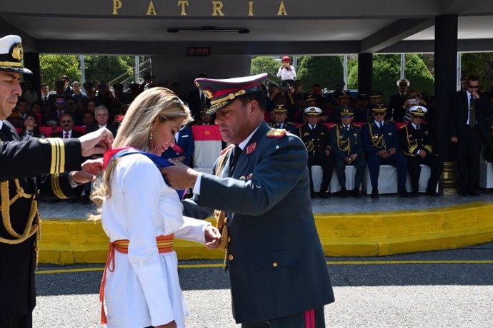 Jeanine Áñez, condecorada por las Fuerzas Armadas
