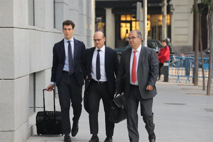 El expresidente del Banco Popular, Ángel Ron (1d), a su llegada al Juzgado Central de Instrucción número 4 de la Audiencia Nacional
