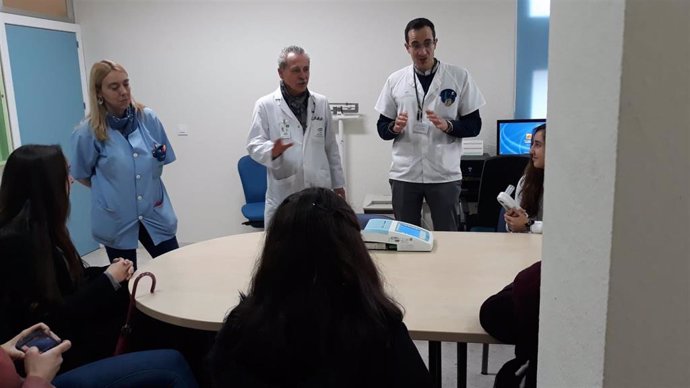 Profesionales sanitarios y alumnos en la visita al Centro de Salud de Palma del Río