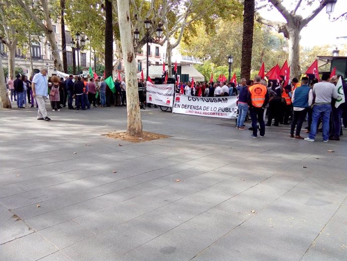 Protesta de los trabajadores de Tussam ante el Ayuntamiento