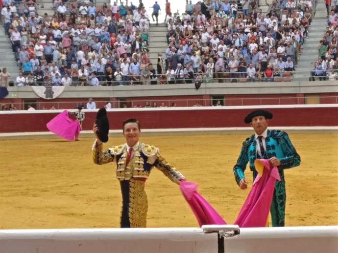 El torero Diego Urdiales da una vuelta al ruedo en la feria de San Mateo de Logroño de 2019