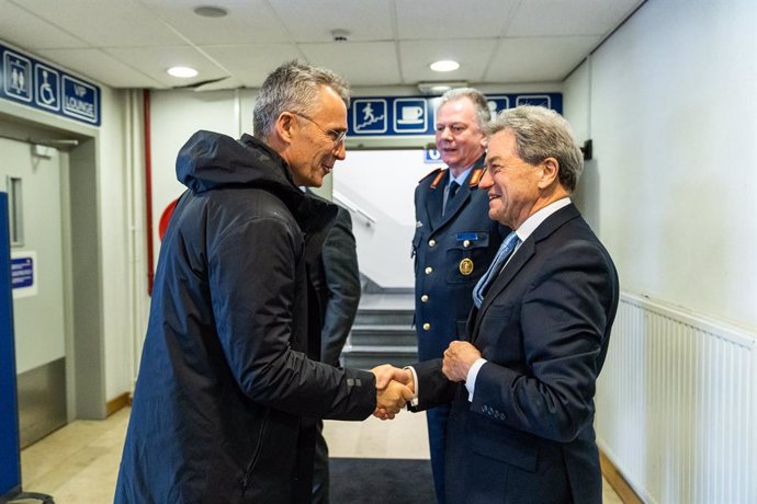 El secretatio General de la OTAN Jens Stoltenberg y el presidente de Boeing International Michael Arthur. Photo: -/NATO/dpa - 
