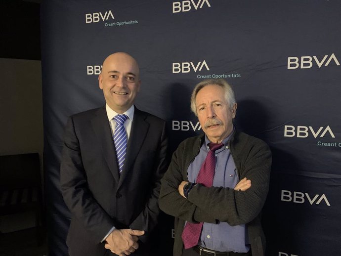 Víctor Blasco, director de zona del BBVA en Lleida, y Josep Oliver, catedrático emérito de Economía Aplicada.